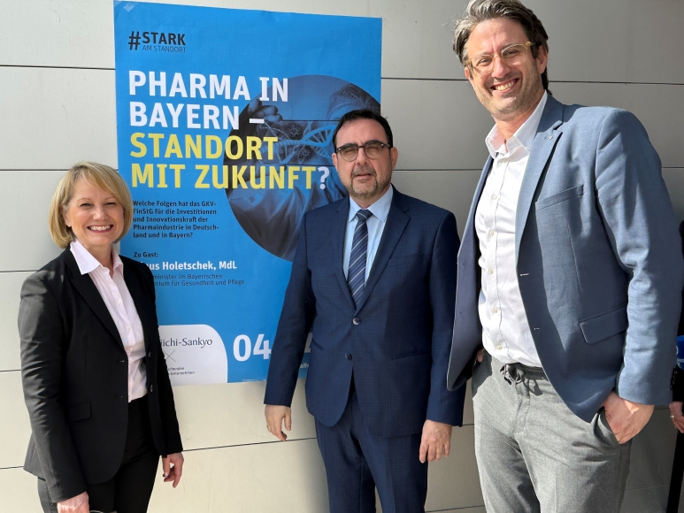 Martina Witzel (Head of Oncology Germany), Klaus Holetschek (bayerischer Gesundheitsminister), Dr. Florian Eckert (Director Governmental & Public Affairs)